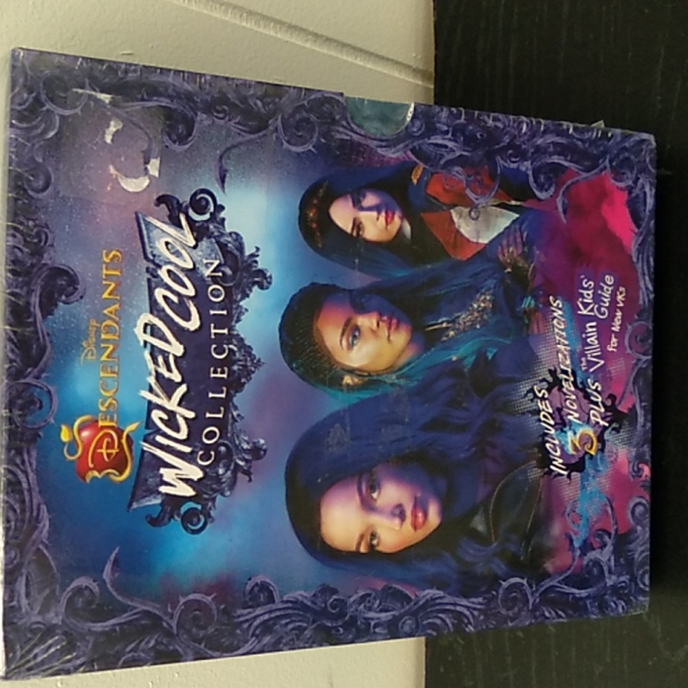 NIB DISNEY DESCENDANTS WICKED COOL BOOK COLLECTION